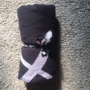 NWT VS pink & black blanket